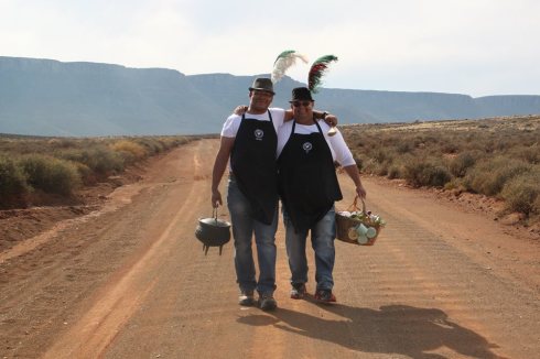 Die Kokkedoor onthoukokke Arthur Wildskut en Jo Fritz kook die land warm met hul Karoo Kambroo kos-en-kultuuraande. En hulle maak kerriesult!